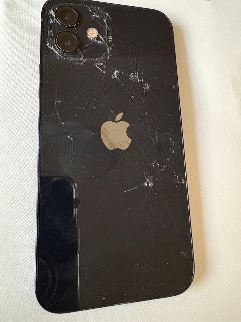 Apple iPhone 12 256GB ブラック 背面ひび割れ