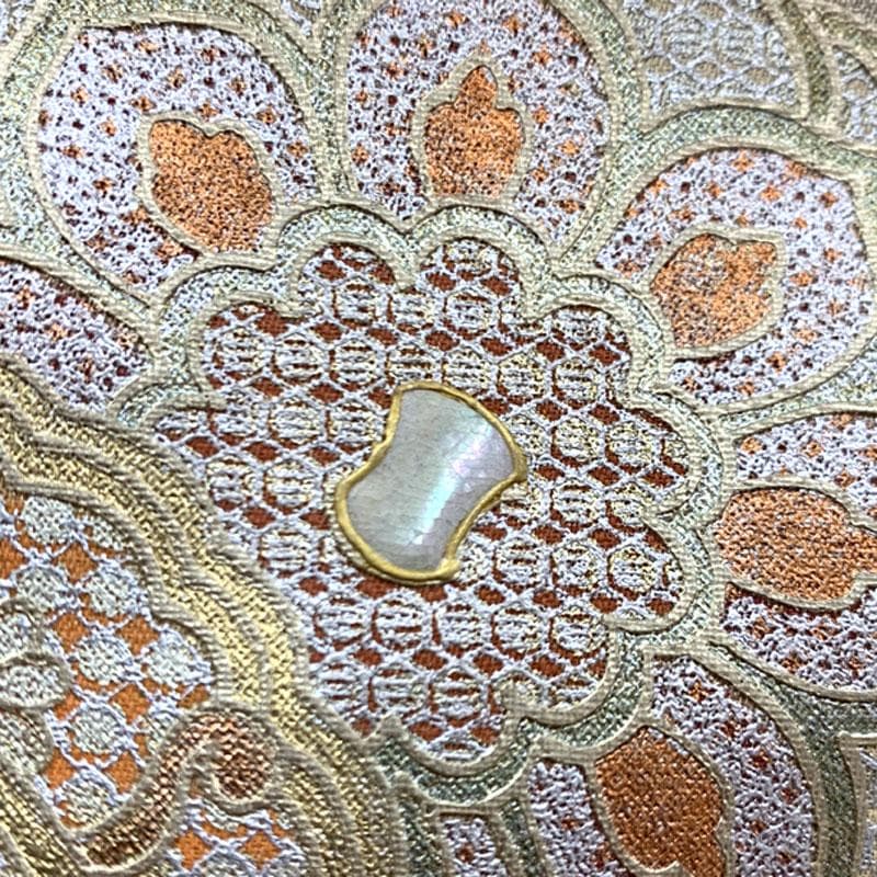 512mh46〇三松取扱い 訪問着 銀通し 金彩 螺鈿 宝相華 花 くすみ〇美品