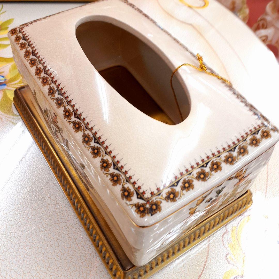 輸入雑貨　シノワズリ　『薔薇のティッシュBOX』　薔薇柄　オフホワイト　陶器