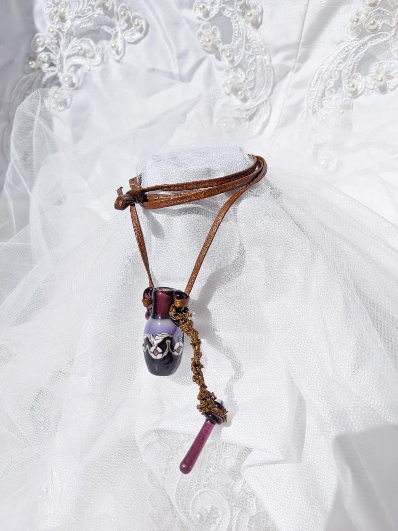 吉田正子トンボ玉（貳拾漆）　「瓶型」皮ひもネックレス　ガラス玉に込めた日本画