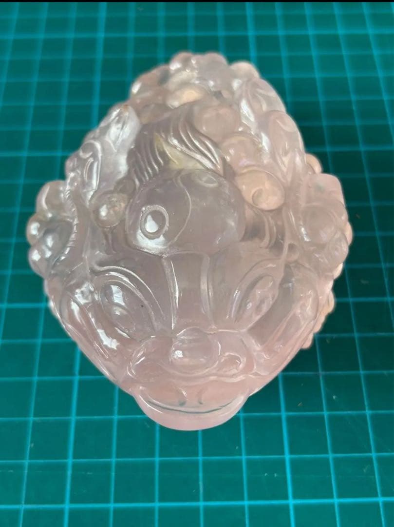 【天然石】超高品質 ローズクォーツ 銭がえる銭蛙 縁起物 彫り物 手彫り敷物付き