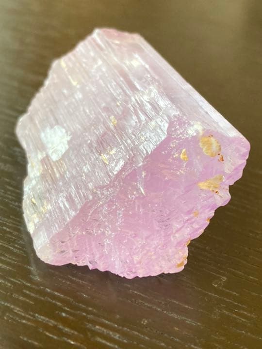 濃いライラック色のクンツァイト原石