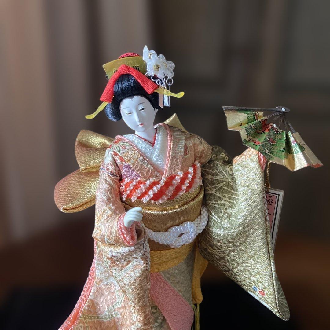 日本の伝統的な着物人形（ガラスケース入り）尾山人形 寿喜代作 慶祥 日本人形