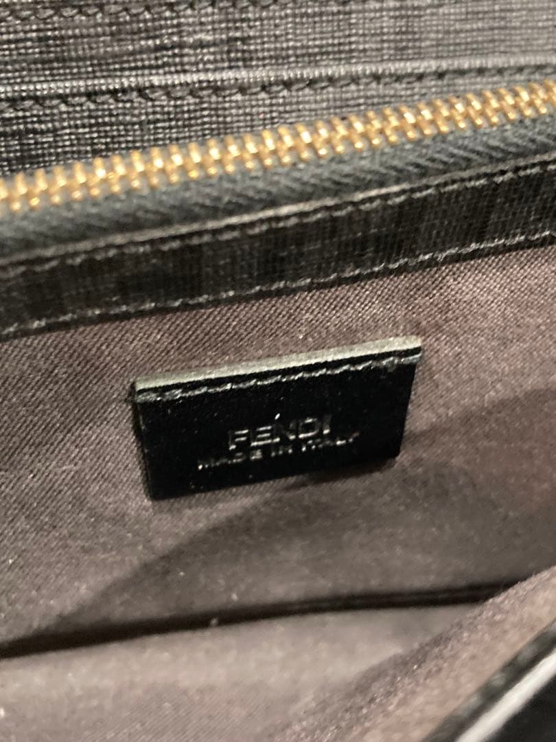 FENDIブラック 長財布 金属製ロゴプレート付き