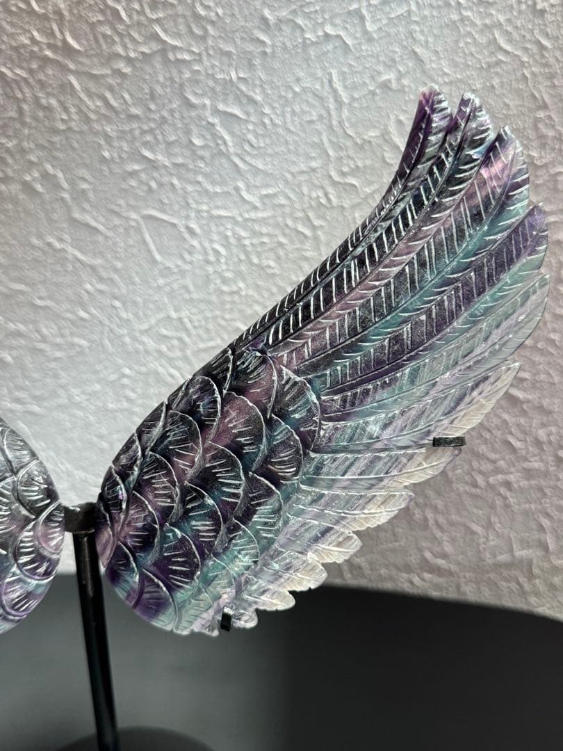 高品質 フローライト 天使の翼 手彫り ブラックスタンド付き