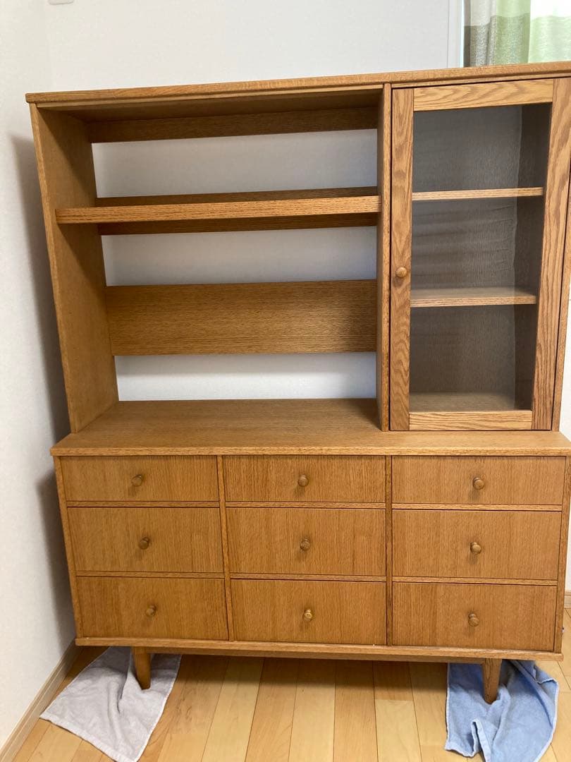 モモナチュラル　木製収納棚 ガラス扉付き 9引き出し