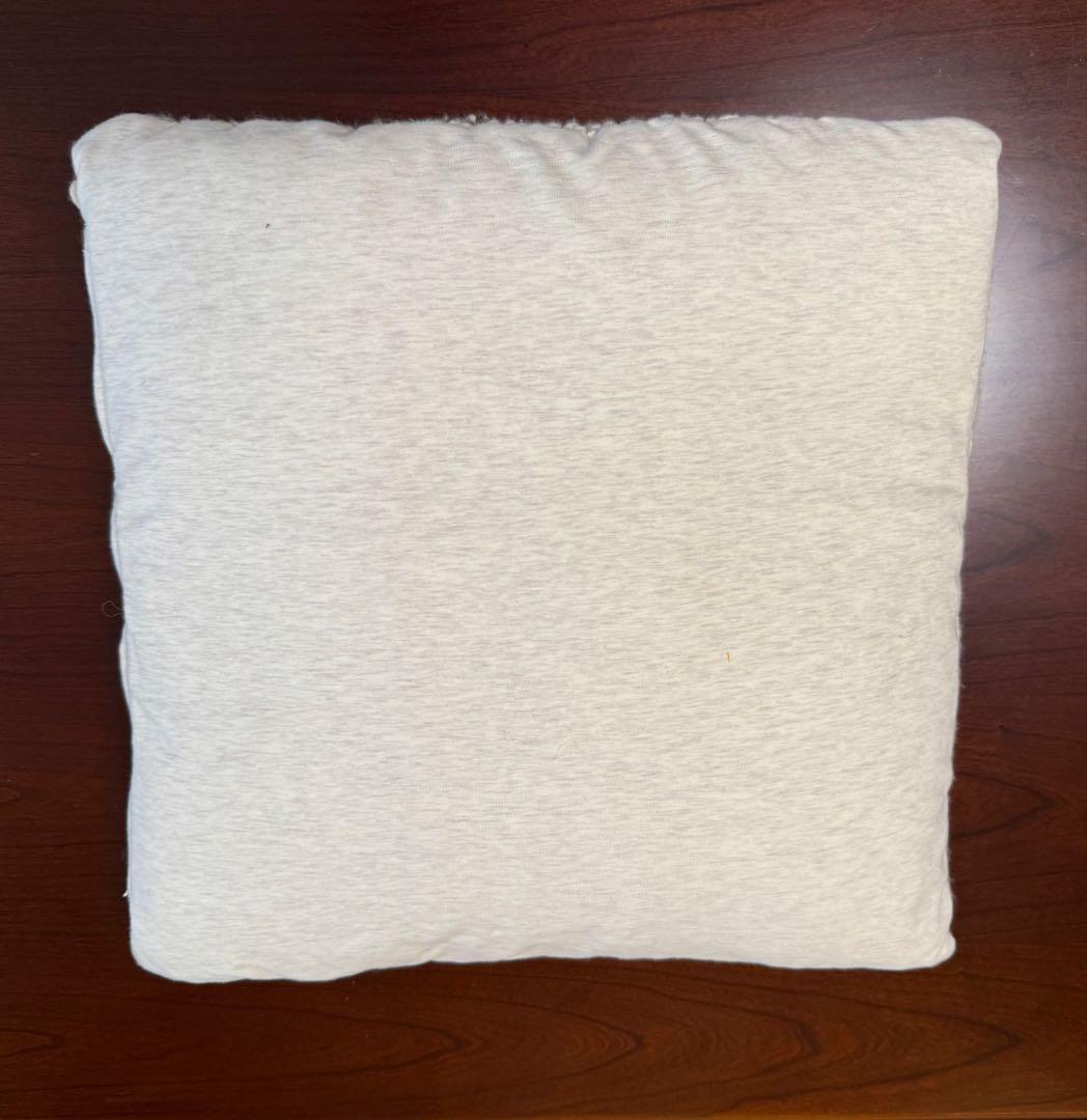 ブルネロクチネリクリーム色のカシミア織りクッション