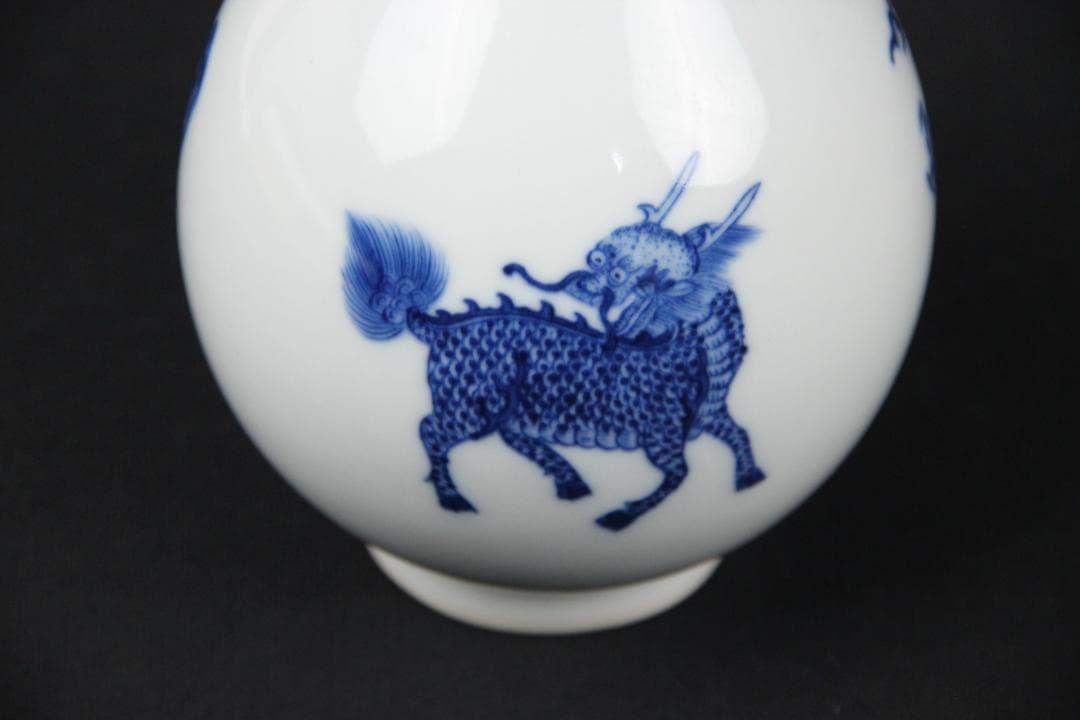 青花　龍鳳麒麟図　大清康熙年製　細密描絵　白磁花瓶　中国 陶磁器　Eo21-26