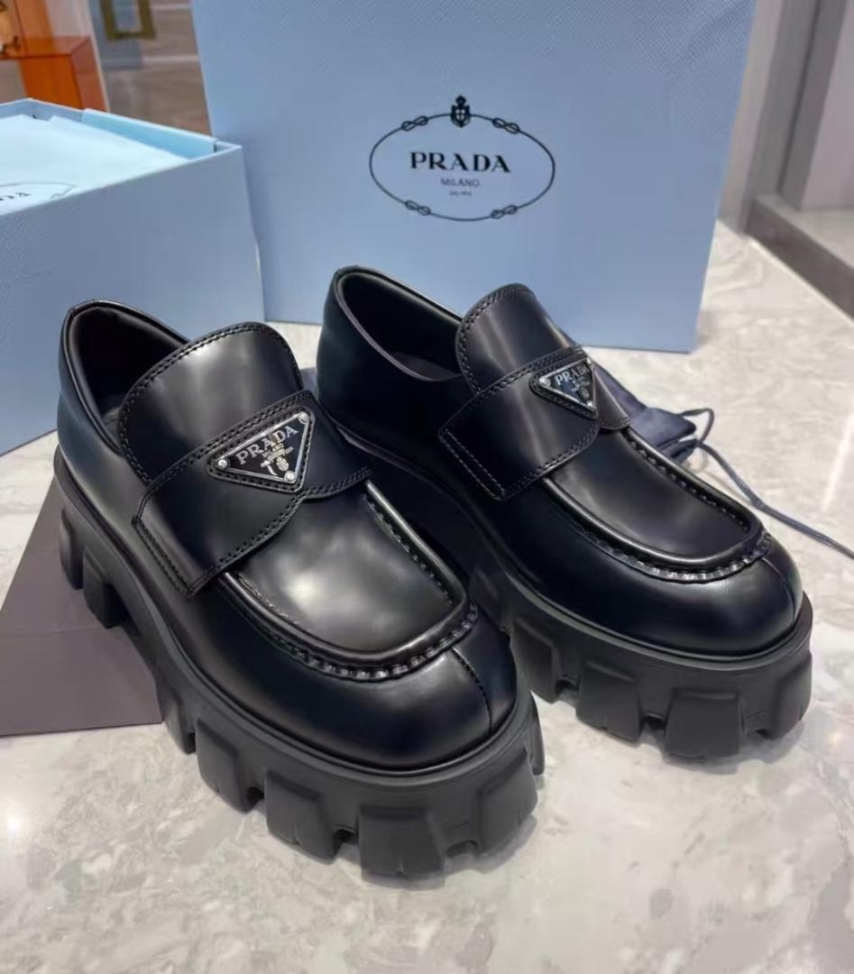 PRADA ブラックレザー ローファー