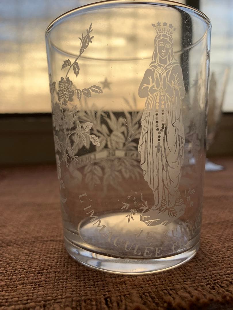 フランスアンティーク　レアなマリア様が美しくカットされた素敵なグラス2個セット！