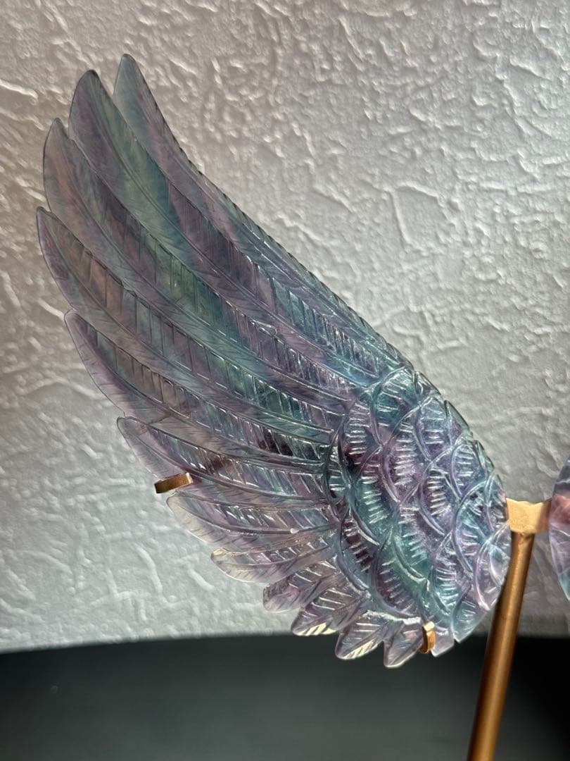 高品質 フローライト 天使の翼 手彫り ゴールドスタンド付き