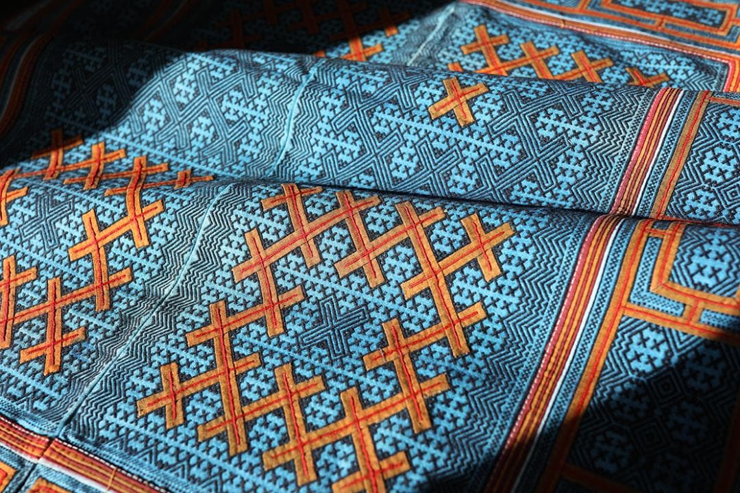 希少・手刺繍 ミャオ族伝統布／平繍テーブルクロス／ヴィンテージ民族刺繍／一点物