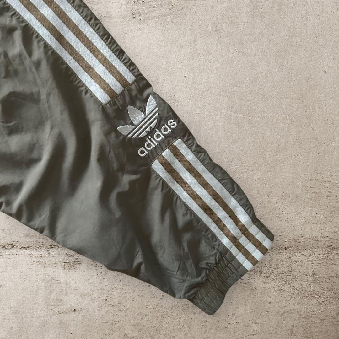 美品adidasアディダスナイロンジャケットトレフォイルロゴ刺繍オリーブ2XL
