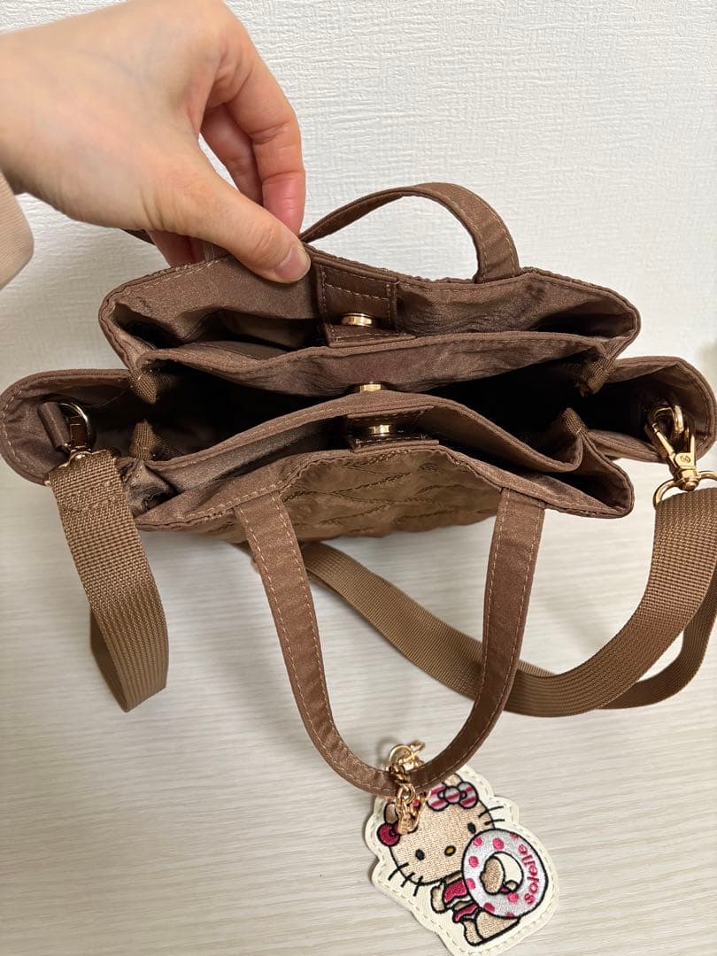 soleileソレイル キティちゃんコラボ　チャーム付ショルダーバッグ　ブラウン