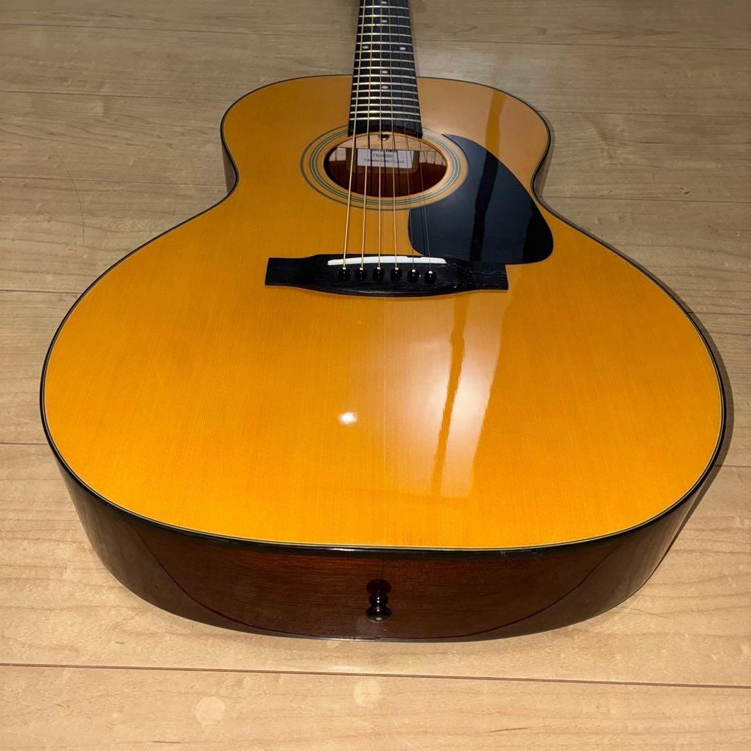 タカミネ　アコースティックギター　スモールタイプで弾きやすいギターです
