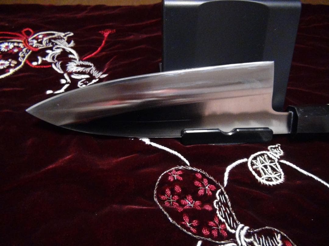 V金10号鏡面出刃包丁黒檀黒水牛八角柄刃長１８センチ新品。