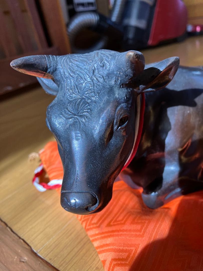 銅製 牛の置物 オレンジ色の敷物付き