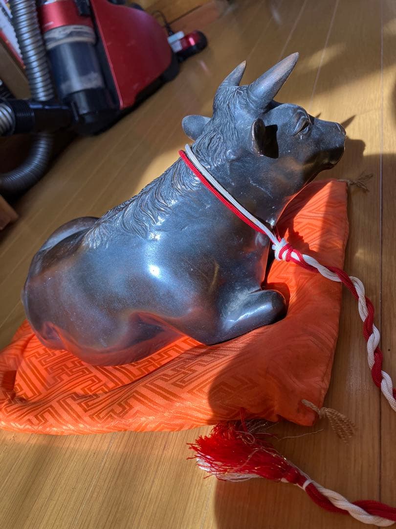 銅製 牛の置物 オレンジ色の敷物付き