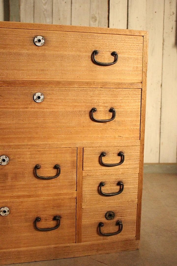 古い小ぶりな木製の引き出し7杯　タンス　チェスト　古家具