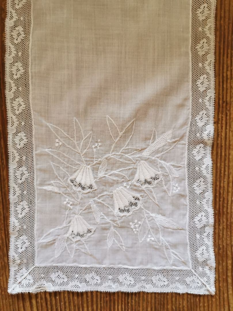アンティーク 蛍袋 野の花エンブロイダリー 縦長ランナー ノルマンディーレース風