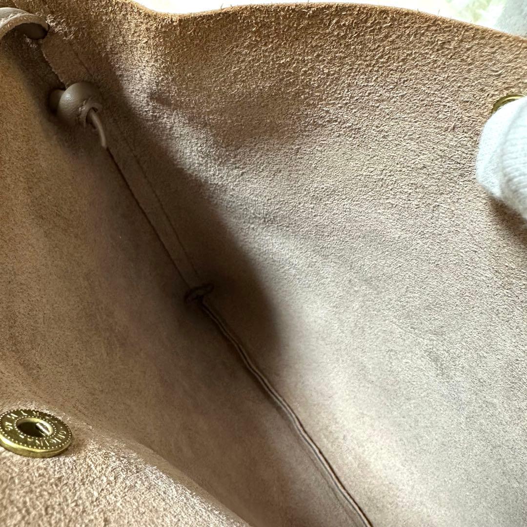 未使用に近いイルビゾンテ　クロスボディバッグ グレージュ保存袋付定価36,300