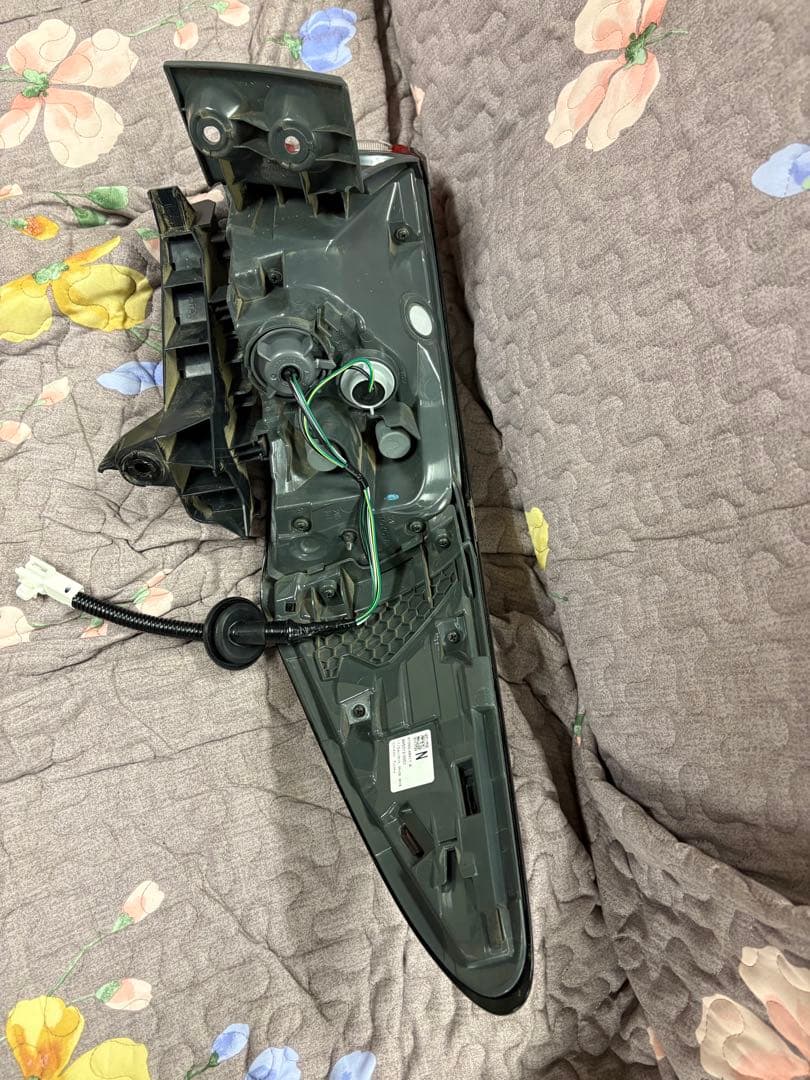 トヨタAVU65ハリアー Rコンビネーションランプ