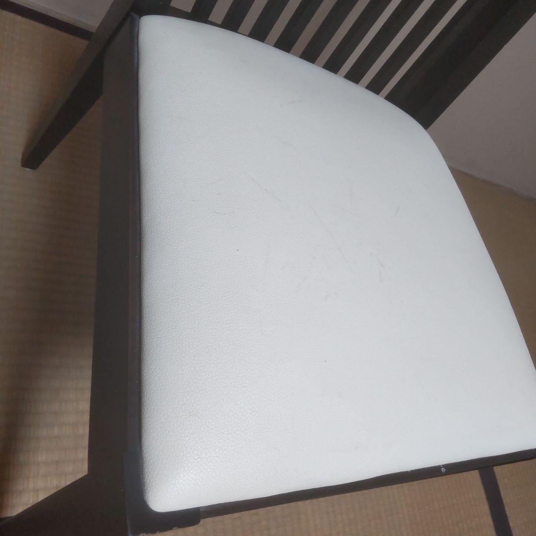 モダンなスラットバック木製椅子②
