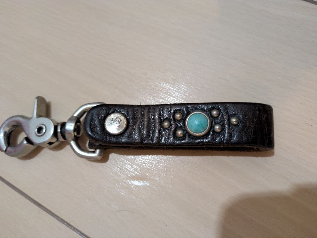HTC レザーキーホルダー ターコイズ装飾付き