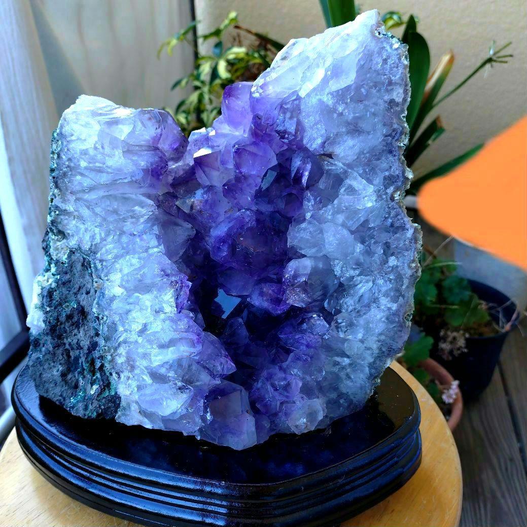 【割引大特価】☆高透明☆ブラジル産アメジストクラスター　約5.5Kg　台座付き！
