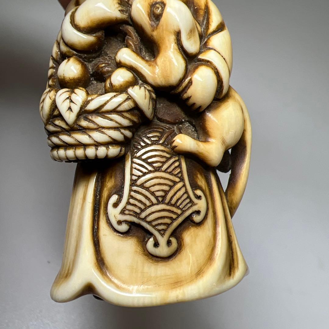 時代　女性に犬大振根付　高さ7.3㎝/39g 東Y8-0204☆2F