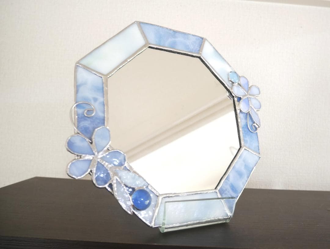 ✴︎:.。淡いブルーの八角形鏡♪　(size20㎝/max23）　ステンドグラス