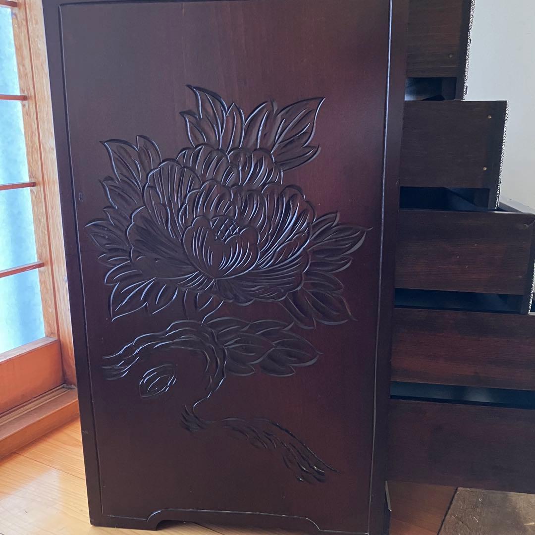【伝統工芸品】日光彫り 5段棚 木製 小引き出し棚 牡丹の花 彫刻 小物入れ
