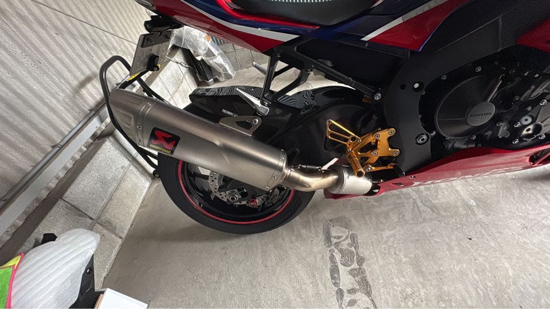 CBR1000RR-R 2020年式に取付　アクラポビッチ　スリップオンマフラー
