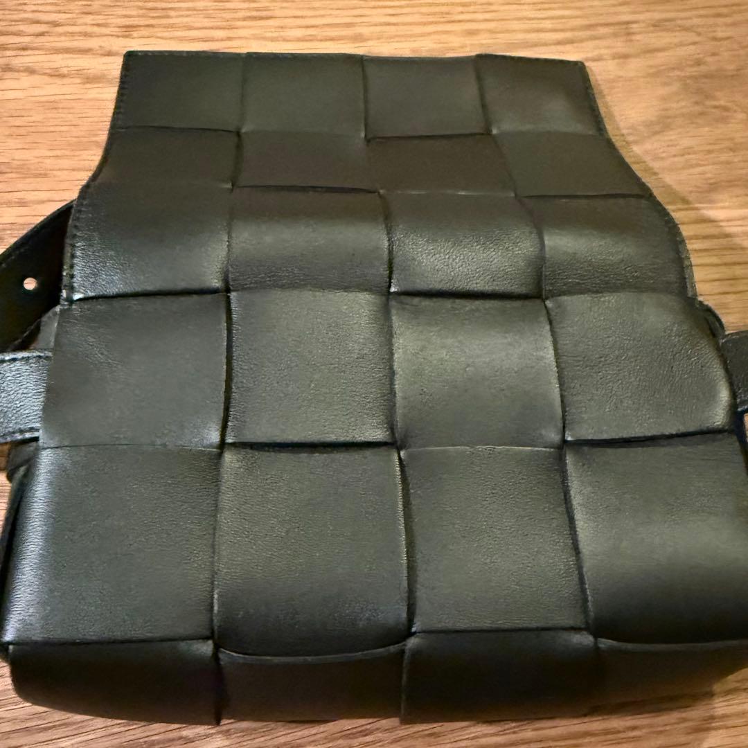 【美品】ボッテガべネタ　カセット　ブラックレザーボディバッグ