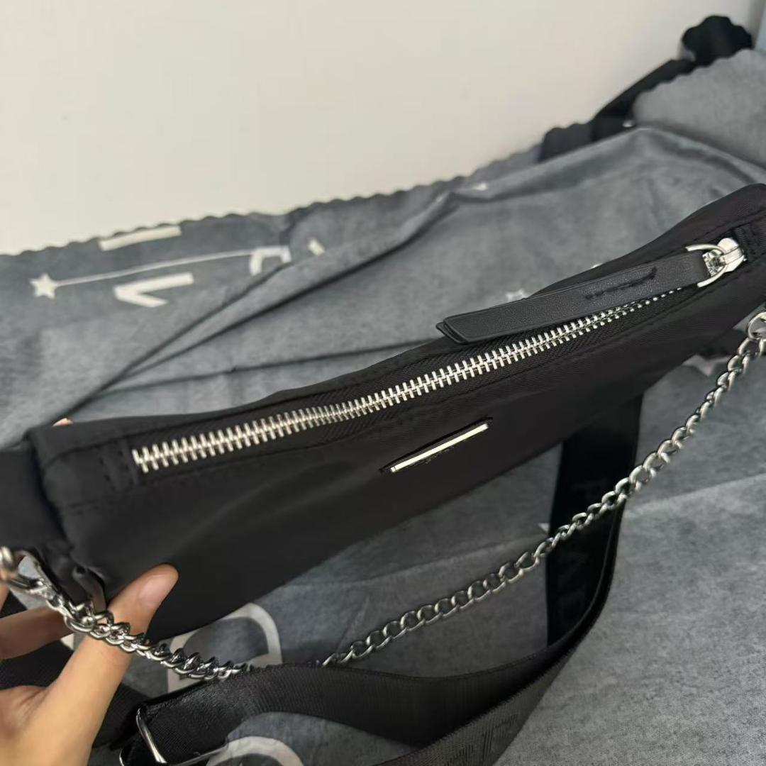 PRADA ブラック ショルダーバッグ@2