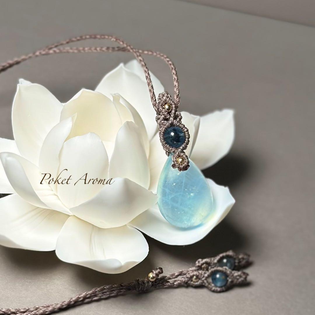 『天海』オーロラシラー入りアクアマリンとブラックアクアマリンのマクラメネックレス