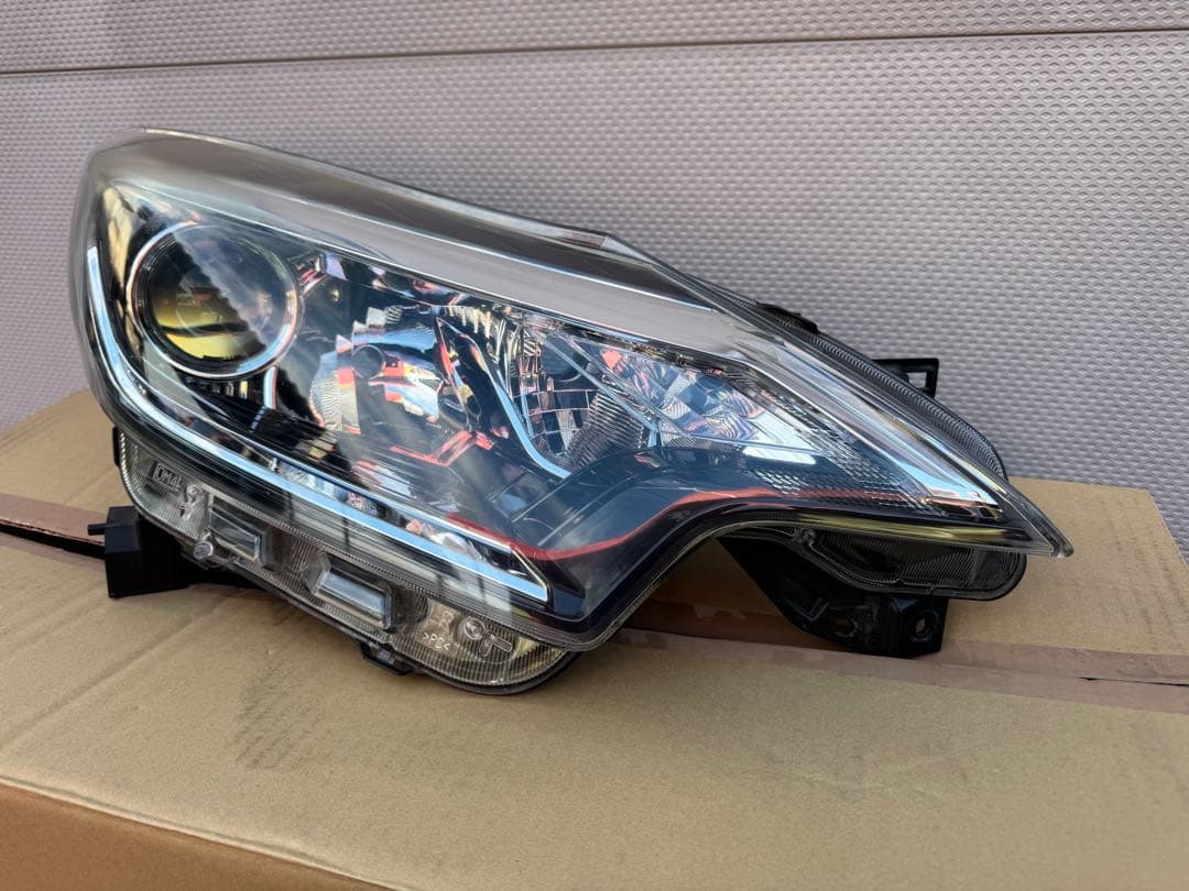 チラチラ様☆H30年3月式日産　E12 ノート　中古　右ヘッドランプハウジング☆