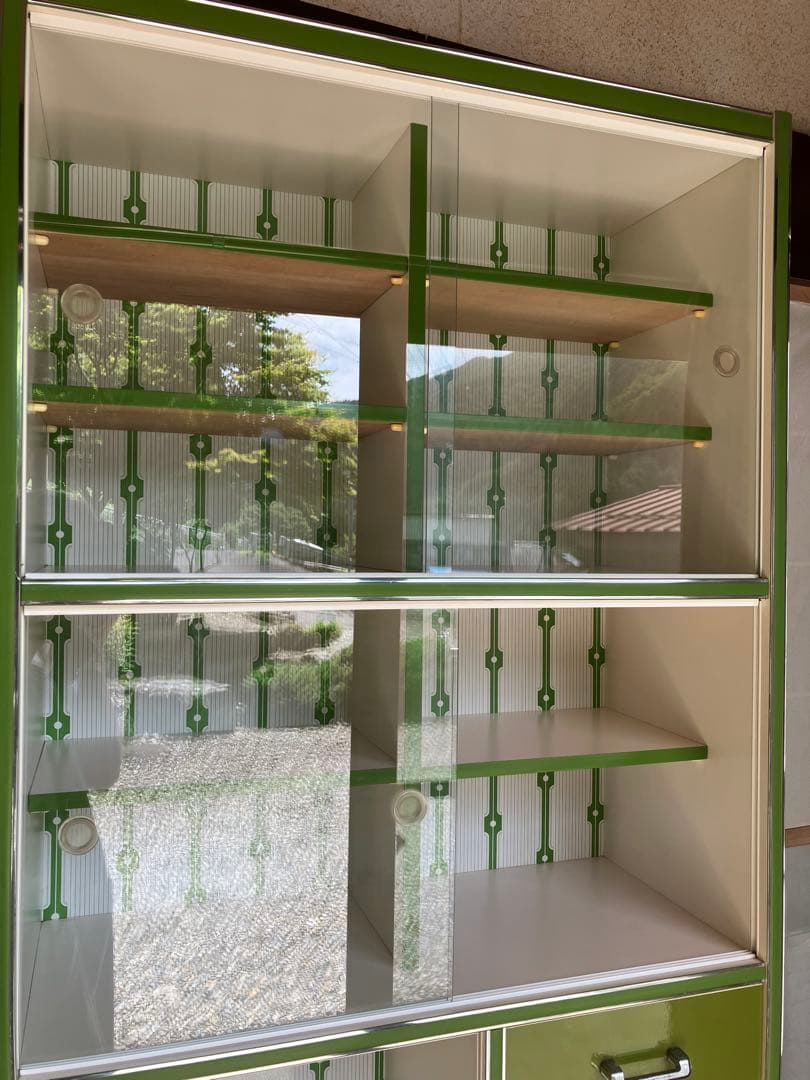 昭和レトロポップ　緑色 食器棚 ガラス棚付き