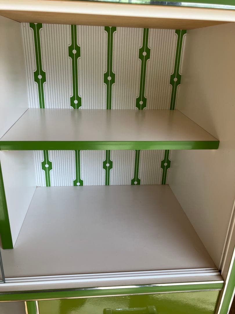 昭和レトロポップ　緑色 食器棚 ガラス棚付き