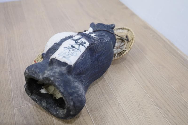 ◆信楽焼　笠と藁草履を下げた可愛いたぬきさん　 置物 高さ約30㎝　②