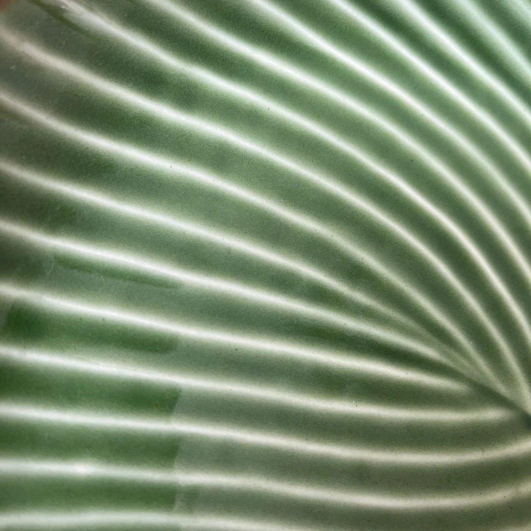 JENGGALA葉型緑色陶器皿　バリ島