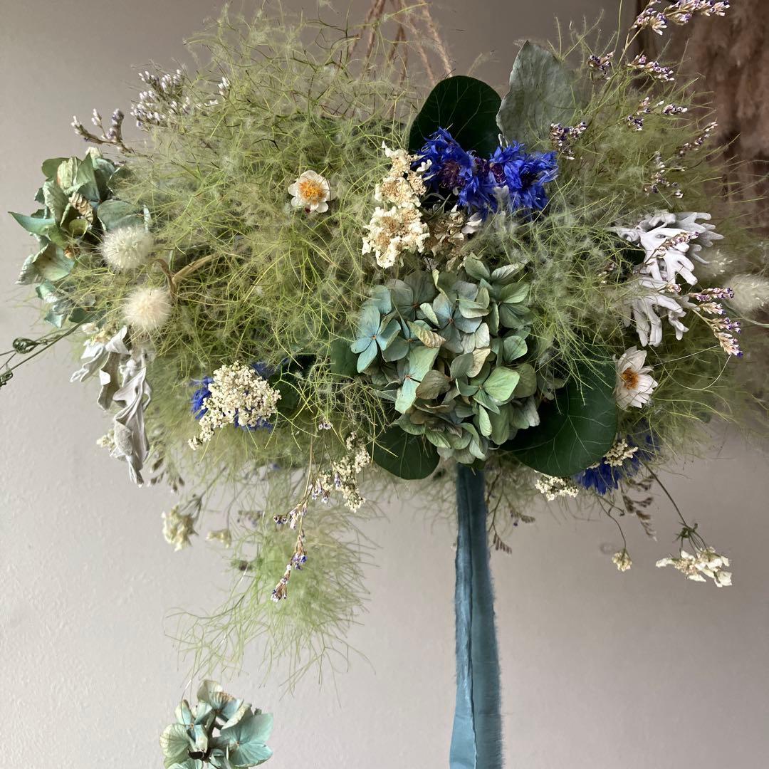 スモークツリーとアンティーク紫陽花のブルーなフライングリース　矢車菊　花かんざし