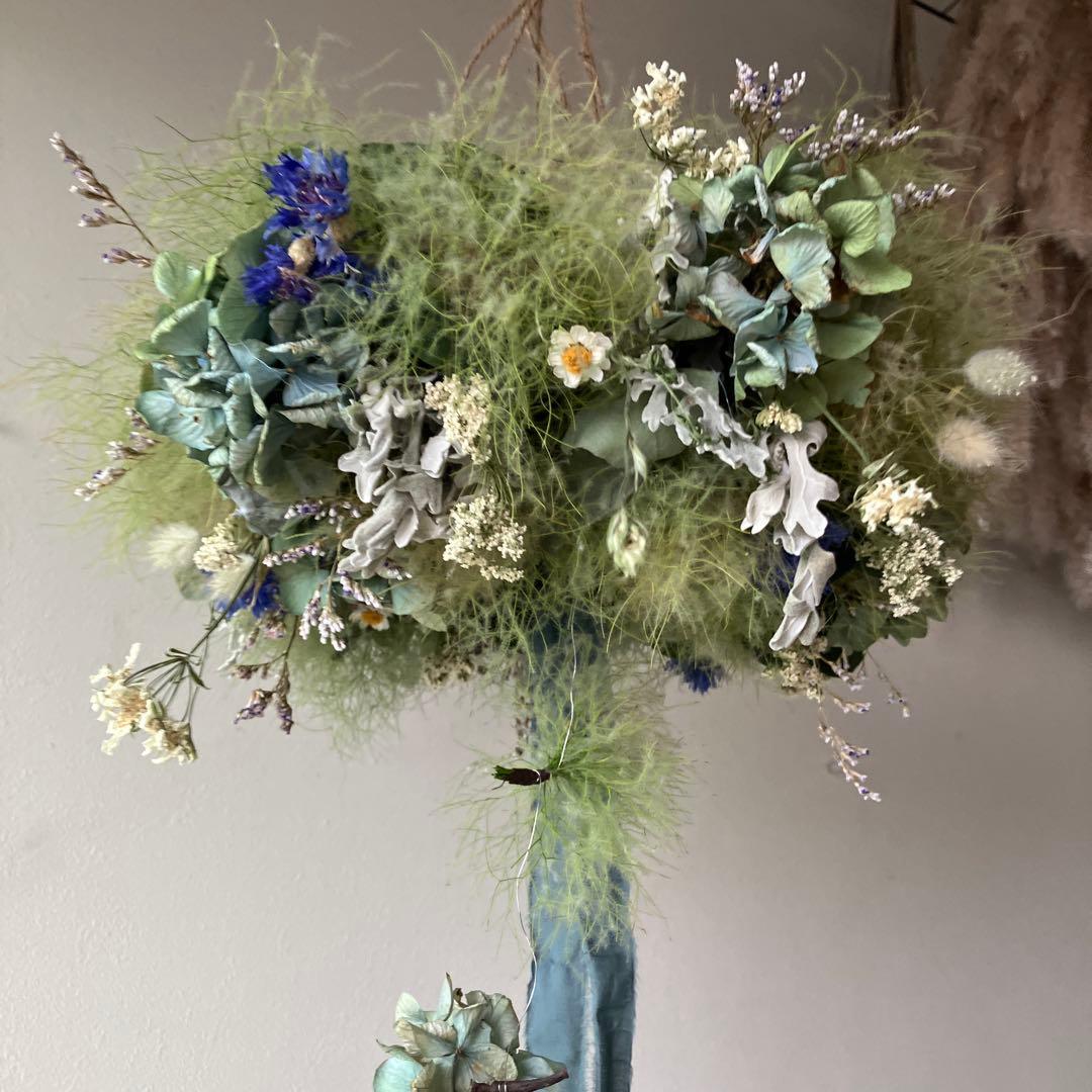 スモークツリーとアンティーク紫陽花のブルーなフライングリース　矢車菊　花かんざし