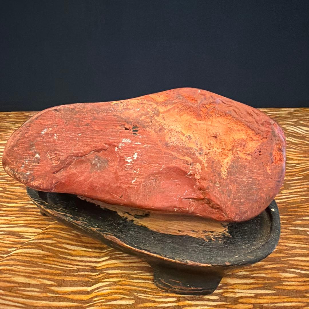 天然石 赤碧玉 原石 約600g 石英晶洞入り 観賞石 置石 台座付き