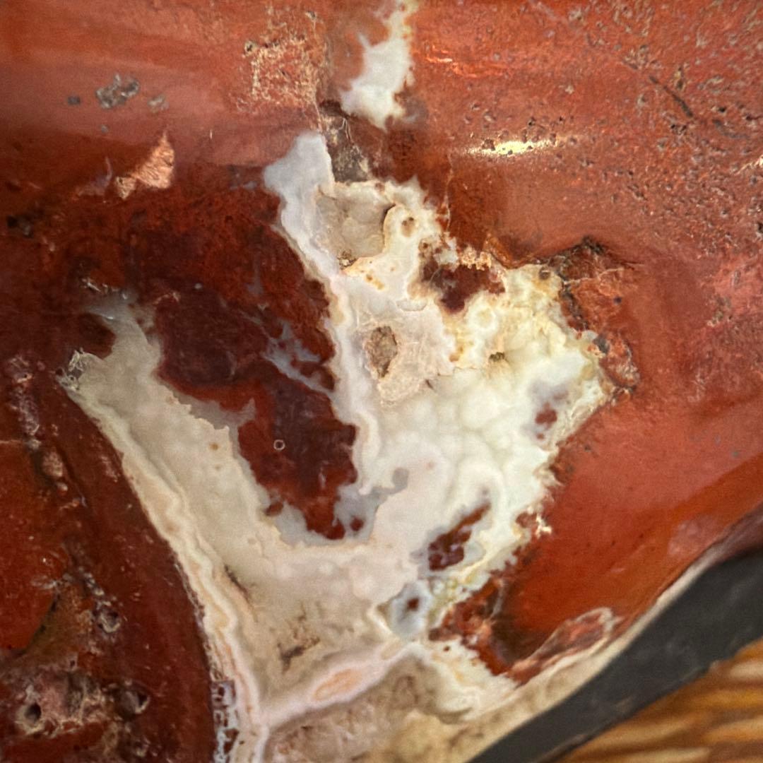 天然石 赤碧玉 原石 約600g 石英晶洞入り 観賞石 置石 台座付き