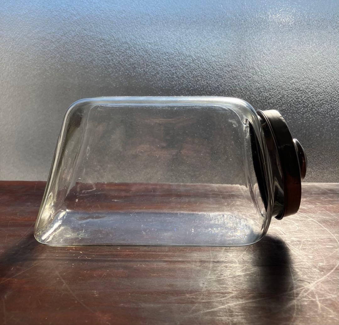 昭和レトロ　小ぶりザイズのタイプ違い　蓋付きガラス瓶　2個セット