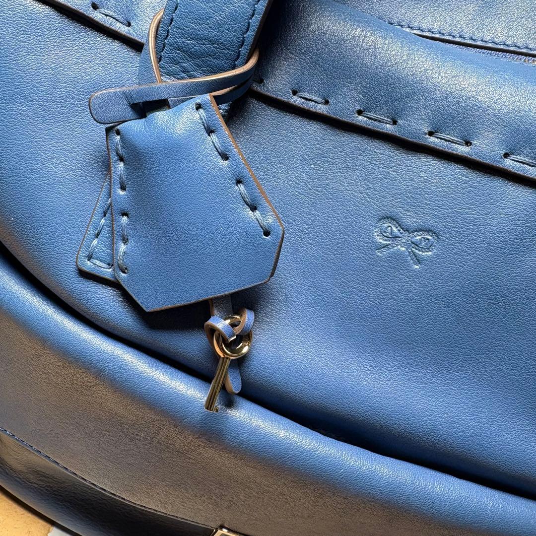 アニヤハインドマーチ　カーカー　２WAY　くすみブルー　鍵　タッセル