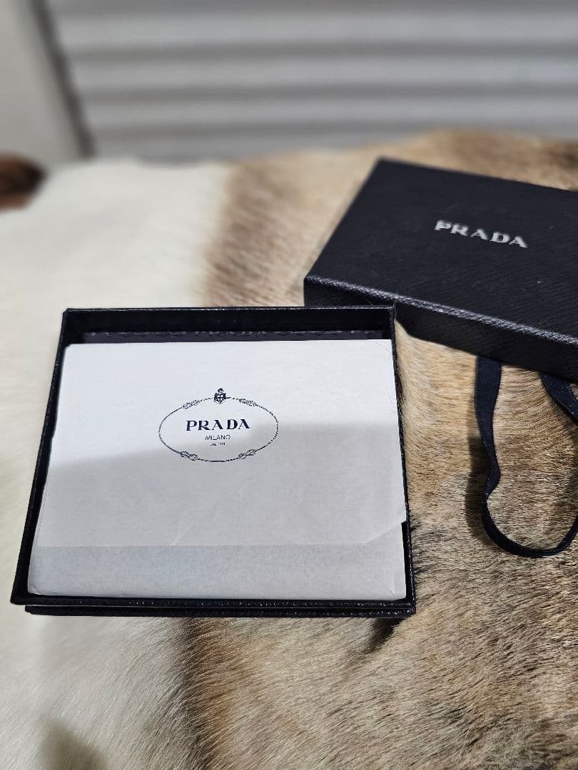 PRADA ベージュ レザー 名刺入れ