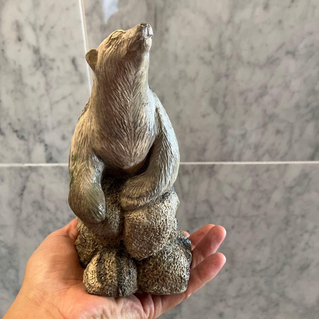 カナダビンテージ　精巧さと芸術性を兼ね備えるシロクマの天然石一刀彫のオブジェ