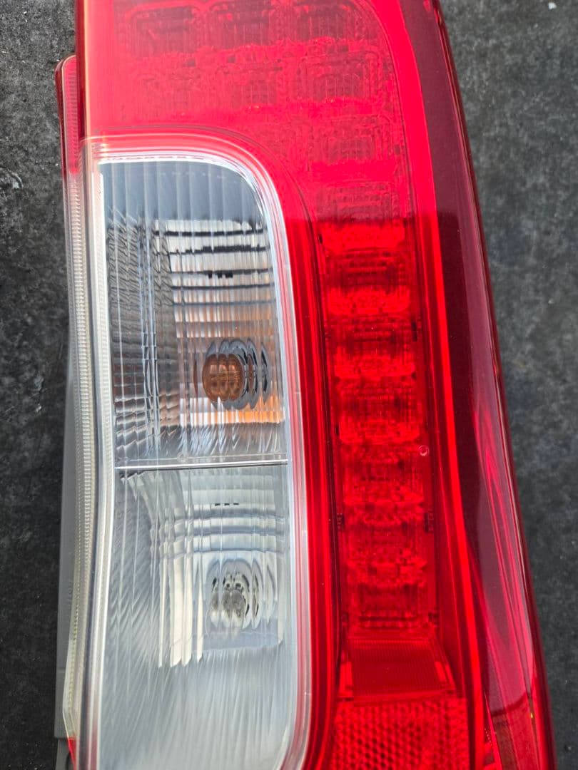LA600S 　ダイハツ　タント　前期　テールランプ